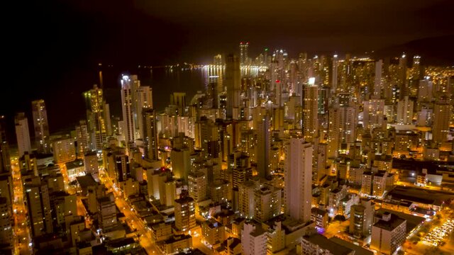 Hyperlapse noturno e vibrante da cidade de Balne&aacute;rio Cambori&uacute;. Sequ&ecirc;ncia de Timelapses da cidade mais badalada do Brasil. BCLoka! 