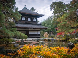 京都、銀閣寺（慈照寺）の観音殿と錦鏡池の秋景色