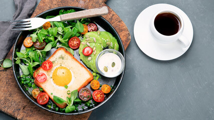 Fried egg on bread with vegetables