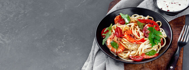 Pasta with shrimps in white sauce