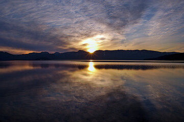 夕暮れのカルデラ湖