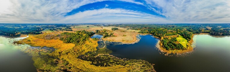 jesienna panorama jeziora  w Polsce