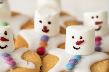 Plätzchen mit Marshmallows, Zuckerguss und Schokolinsen die aussehen wie geschmolzene...