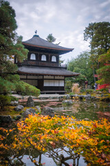京都、銀閣寺（慈照寺）の観音殿と錦鏡池の秋景色