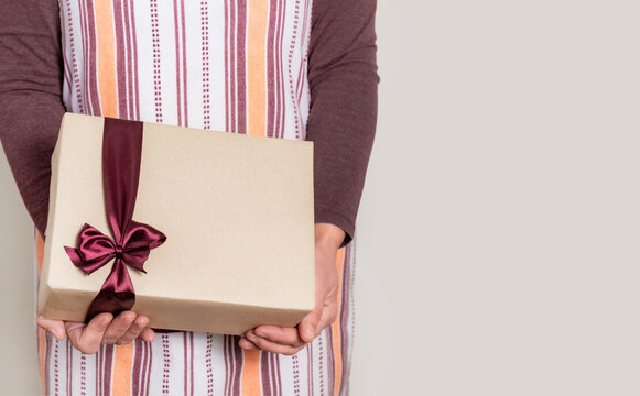 hand delivery woman's day gift box ribbon father's valentine take away