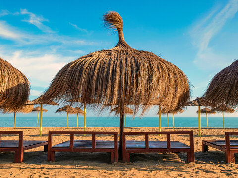 Parasol de madera en una playa de Torremolinos sin turistas por las rectricciones del Covid-19