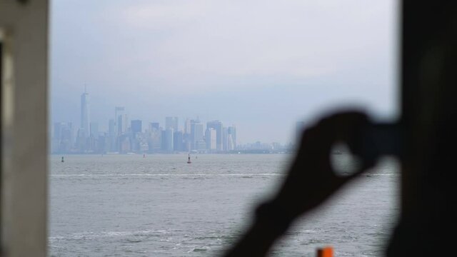 Tourist taking picture of Manhattan in New York City in 4K Slow motion 60fps