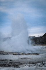 faszinierendes Nautrschauspiel des Geysir Strokkur auf Island