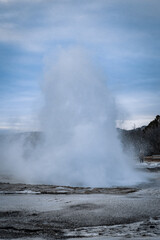 faszinierendes Nautrschauspiel des Geysir Strokkur auf Island