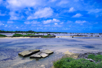 青い空と砂浜と岩