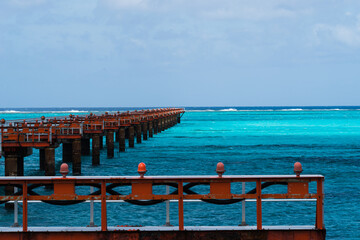 エメラルドグリーンの海と進入灯