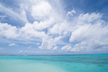 エメラルドグリーンの海と空と雲