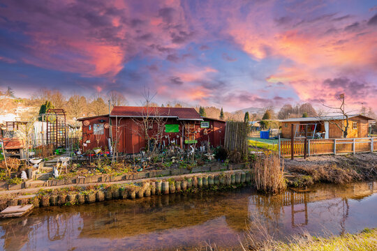Schreberg&auml;rten an einen Bach im Herbst