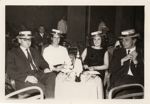 FOTO VINTAGE CON 2 COPPIE CON BERRETTI BUFFI