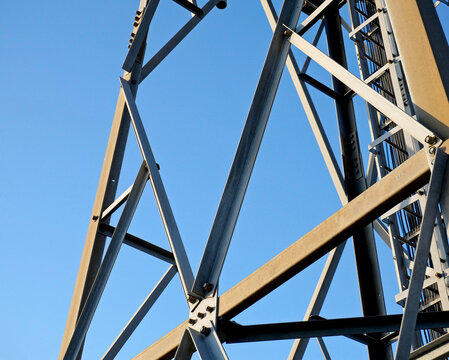 Una struttura portante in acciaio di un pilone di un&rsquo;antenna con ripetitori radio telefonici. 