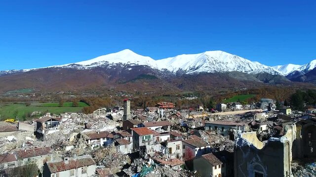 il centro storico di Amatrice distrutto dal sisma 2016
Le impressionanti immagini delle macerie riprese con un drone 