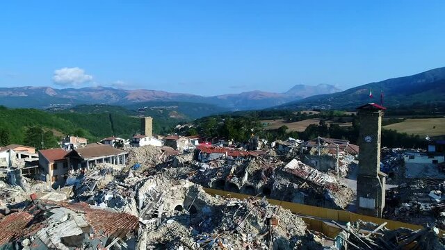 il centro storico di Amatrice distrutto dal sisma 2016
Le impressionanti immagini delle macerie riprese con un drone 