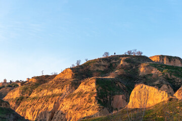 Bonito atardecer de la montaña situada muy cerca de la ciudad de Toro en Zamora. Siluetas de personas caminando por el monte.