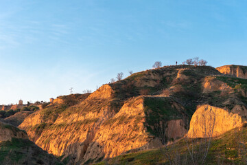 Bonito atardecer de la montaña situada muy cerca de la ciudad de Toro en Zamora. Siluetas de personas caminando por el monte.