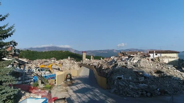 il centro storico di Amatrice distrutto dal sisma 2016
Le impressionanti immagini delle macerie riprese con un drone 