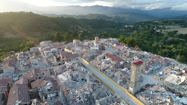 il centro storico di Amatrice distrutto dal sisma 2016
Le impressionanti immagini delle macerie riprese con un drone 