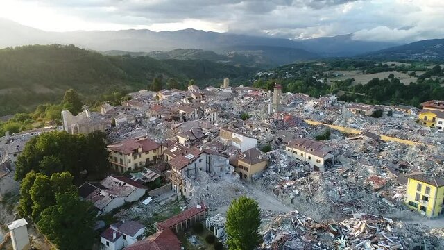 il centro storico di Amatrice distrutto dal sisma 2016
Le impressionanti immagini delle macerie riprese con un drone 