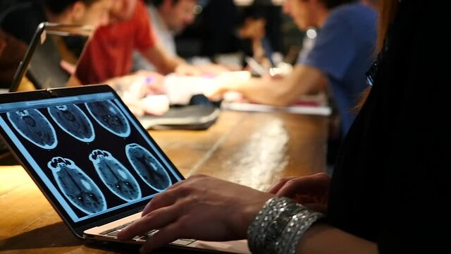 smart working, dottoressa esamina una radiografia al computer in un caff&egrave; 