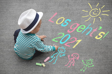 Kleiner Junger malt mit Kreide - Los geht's 2021