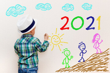 Kleiner Junge malt an der Wand - 2021