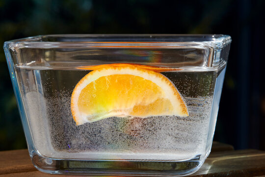 Mandarino in immersione con acqua frizzante