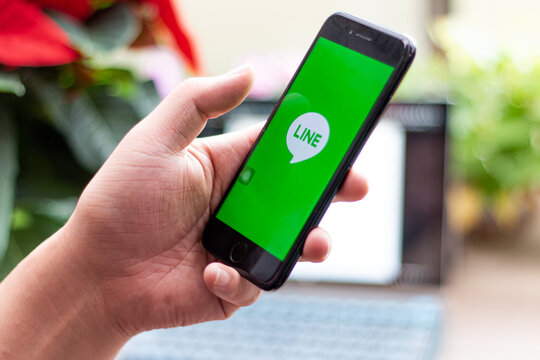 iPhoneでLINE（ライン）アプリを起動。メッセージやチャット/動画や写真共有と日常生活に欠かせなくなったメッセージングアプリ。コロナではビデオチャット機能なども強化。ビジネスにも大活躍