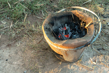 Way of life of rural people Make a fire with dry twigs, dry leaves next to the house to bbq fresh fish