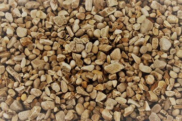 Cantos rodados pequeños en la playa.