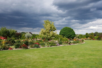 Botanischer Garten als Traumgarten und märchenhaften Park mit Blumen und Stauden