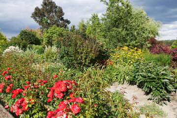 Fototapeta na wymiar Botanischer Garten als Traumgarten und märchenhaften Park mit Blumen und Stauden