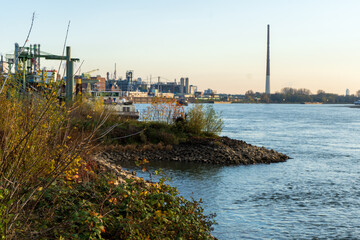 Naklejka premium Herbstabend am Rhein in Leverkusen | Rheinschiffe in der Abenddämmerung