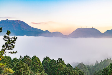 夜明けの雲海に包まれた芦ノ湖　神奈川県箱根町