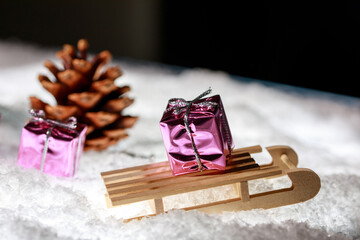 Weihnachtsschlitten mit Geschenken im Schnee