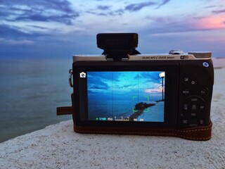 Mirrorless camera framing a beach scenery