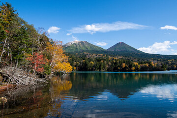 秋のオンネトー（北海道・足寄町） 　湖、紅葉（赤、黄色）、雌阿寒岳、阿寒富士