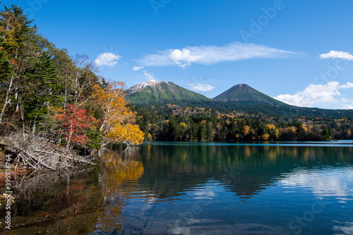 秋のオンネトー 北海道 足寄町 湖 紅葉 赤 黄色 雌阿寒岳 阿寒富士 Wall Mural Tatsuo115 秋のオンネトー 北海道 足寄町 湖 紅葉 赤 黄色 雌阿寒岳 阿寒富士 Wall Mural Tatsuo115