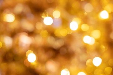 Obraz premium Blurred defocus shot of yellow or golden decorating light bokeh. That people decorate during Christmas celebration period. Ideal for wallpaper and background.