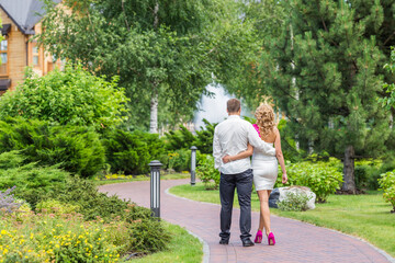 Fototapeta na wymiar couple walking in the park