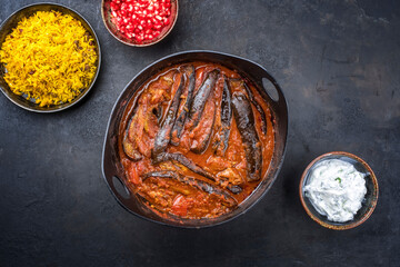 Persischer Modern Style Slow Cooked Lamm Auberginen Eintopf Khoresh Bademjan serviert mit Reis und...