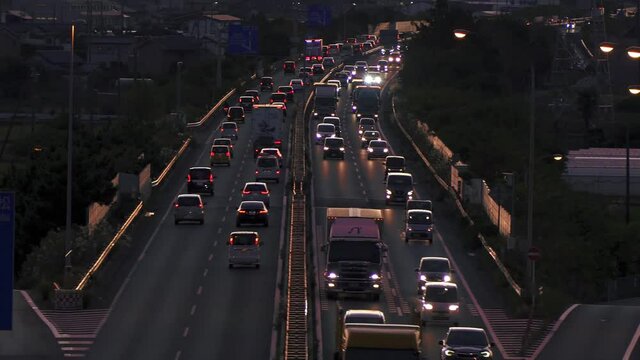 混雑気味の国道1号線バイパスの夕暮れ天竜川鉄橋付近,
