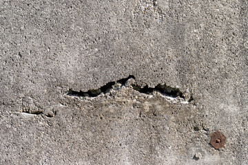 亀裂が入り、汚れたコンクリートの壁