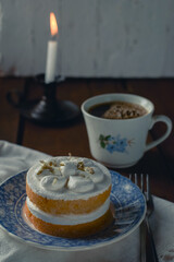 
Pastel de limón sobre la mesa con café. Delicioso y apetitoso postre casero con crema de limón. Pastel de pastelería dulce tradicional francesa.
