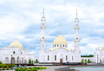 Fototapeta na wymiar mosque in the morning. White mosque in Bulgari. Big, beautiful mosque. Muslim mosque.
