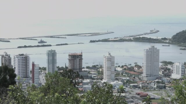 Timelapse diurno dos Molhes da Barra em Itaja&iacute;, SC. Foz do Rio Itaja&iacute;-A&ccedil;u. 4k. 