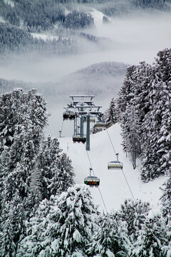 Viste conifere della Val di Fiemme con neve, segggiovia